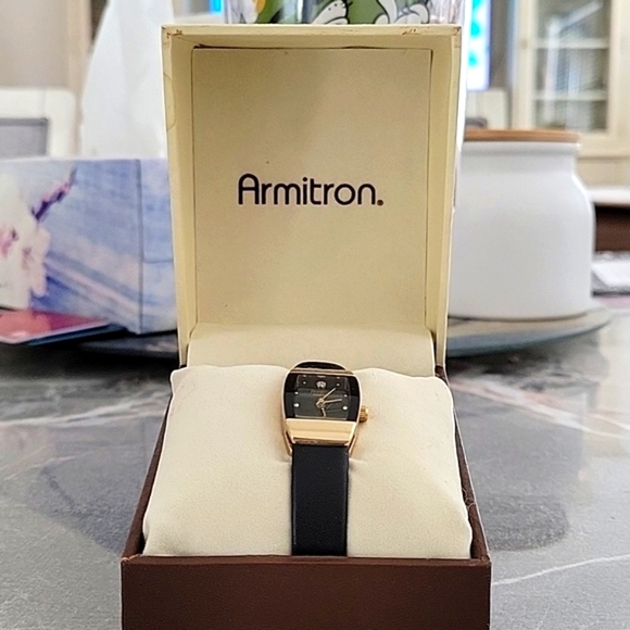 VINTAGE DIAMOND ARMITRON WATCH - Picture 3 of 9